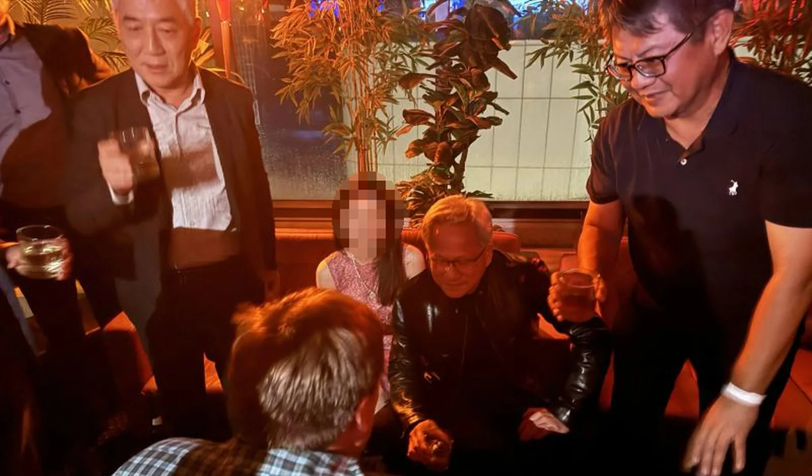 NetThunder’ın Haziran 2024’te Taipei’de paylaştığı fotoğraf; Jensen Huang oturuyor, yanındaki kişinin yüzü kapatıldı